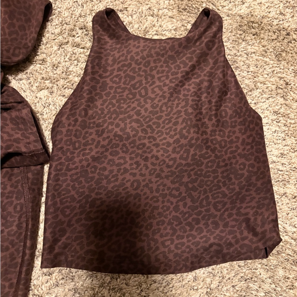 Beyond Yoga Leopard Print Set - Picture 2 of 3